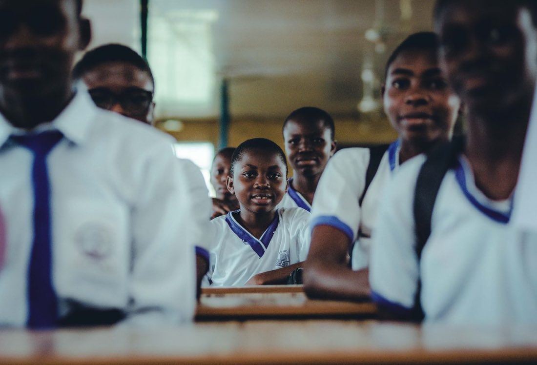 Écoliers en uniforme dans leur salle de classe